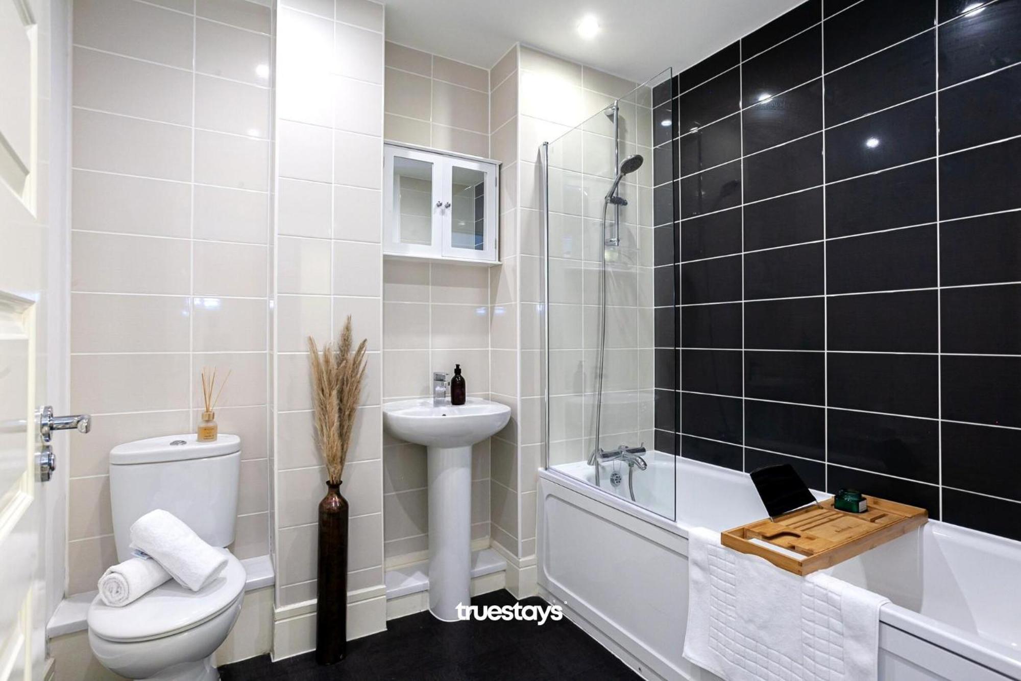 Ambassador House By Truestays - Luxury 4 Bedroom House In Stoke-On-Trent Etruria Экстерьер фото